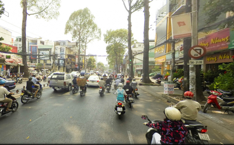 Chen vào đuôi xe tải đang lùi bị tông ngã xuống đường