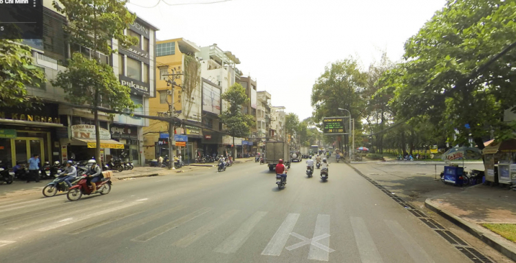 Chen vào đuôi xe tải đang lùi bị tông ngã xuống đường Chen vào đuôi xe tải đang lùi bị tông ngã xuống đường