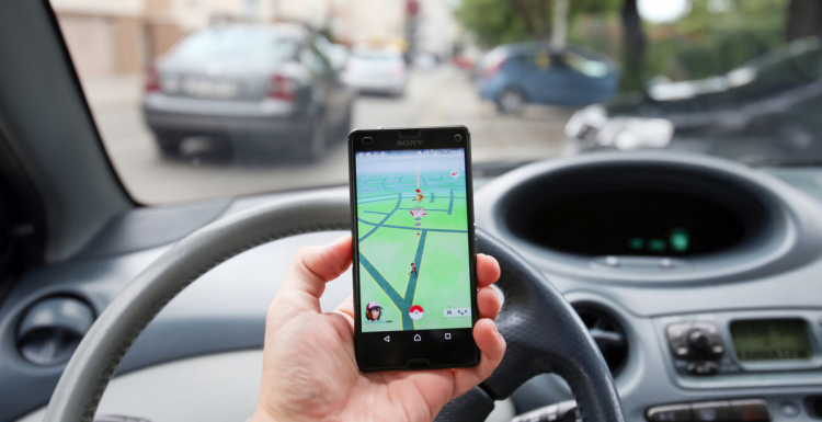 Hiểm hoạ khôn lường khi vừa chơi Pokémon Go vừa lái xe