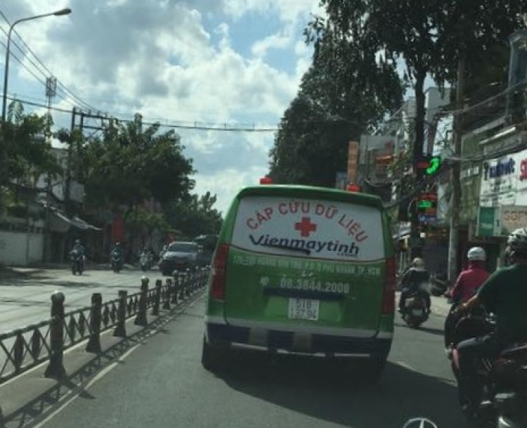 Xe cấp cứu này có đèn ưu tiên là đúng hay sai?