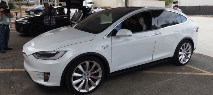 Tesla Model X tự lái chở tài xế đi cấp cứu
