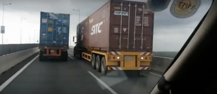 2 Container cố ý kè nhau chạy tốc độ rùa gây ùn tắc cả 10km trên cao tốc LTDG hướng về SG