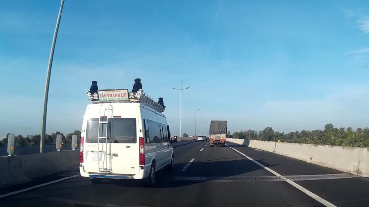 Hành động nguy hiểm trên cao tốc Hành động nguy hiểm trên cao tốc