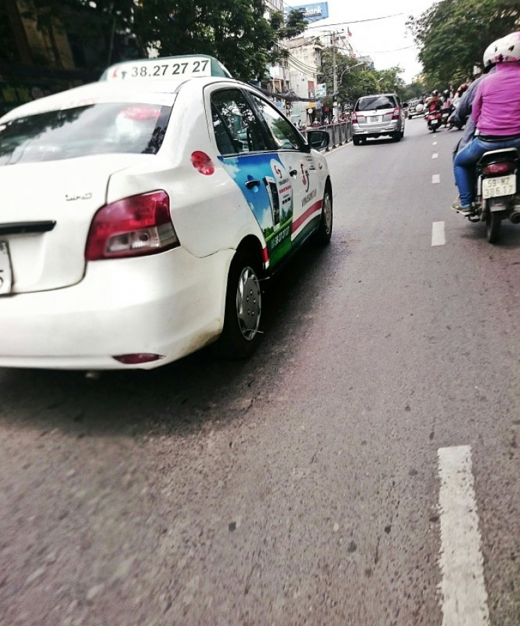 Mâm xe taxi gắn đinh nhọn để làm gì?