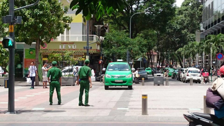 Taxi Mai Linh ngang nhiên băng qua phố đi bộ!