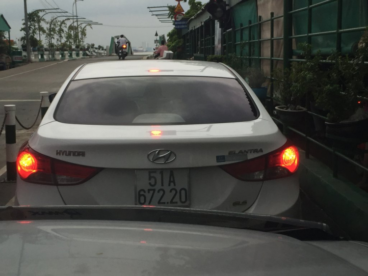Hành vi "khó hiểu" của tài xế...