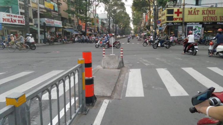 Cục bê tông trên đường Lê Hồng Phong phát huy tác dụng Cục bê tông trên đường Lê Hồng Phong phát huy tác dụng