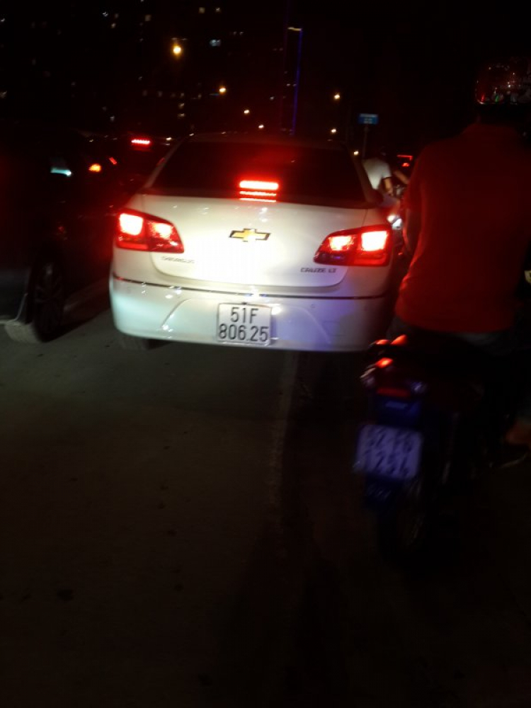 Hành vi "khó hiểu" của tài xế...