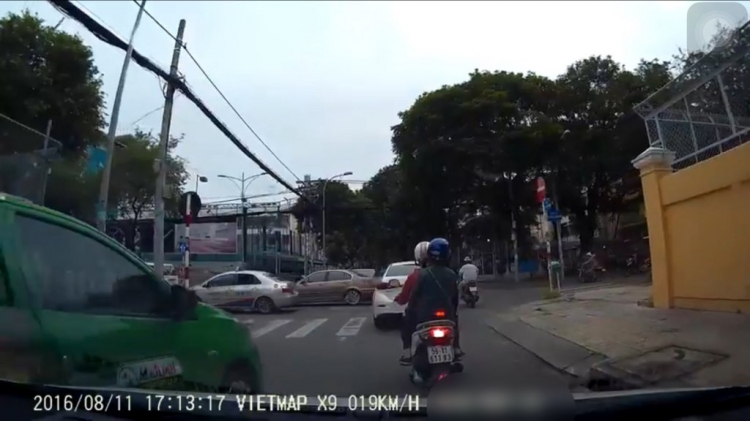 Hành vi "khó hiểu" của tài xế...