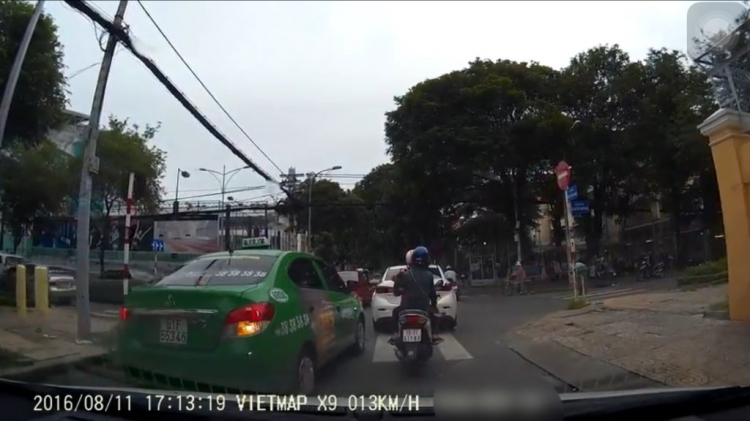 Hành vi "khó hiểu" của tài xế...