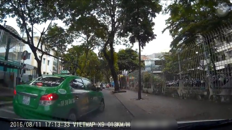 Hành vi "khó hiểu" của tài xế...