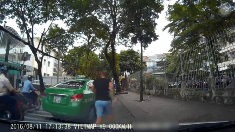 Hành vi "khó hiểu" của tài xế...