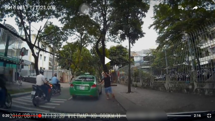 Hành vi "khó hiểu" của tài xế...
