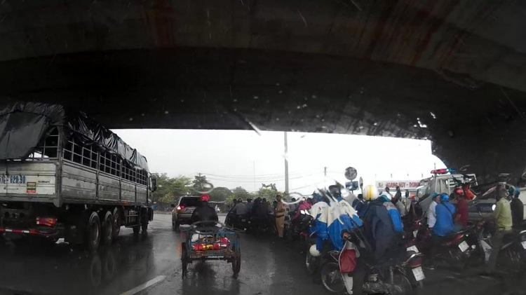 Chạy trốn cơn mưa chiều