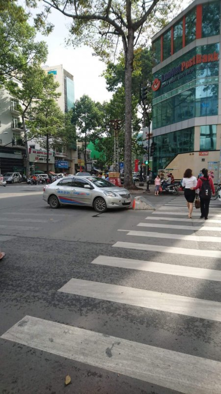 Cục bê tông trên đường Lê Hồng Phong phát huy tác dụng Cục bê tông trên đường Lê Hồng Phong phát huy tác dụng