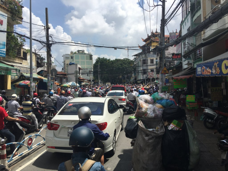 Ý thức con người đang xuống cấp, hoạt đônhj bầy đàn, dừng đèn đỏ là dừng luôn hết phần đg bên trái.