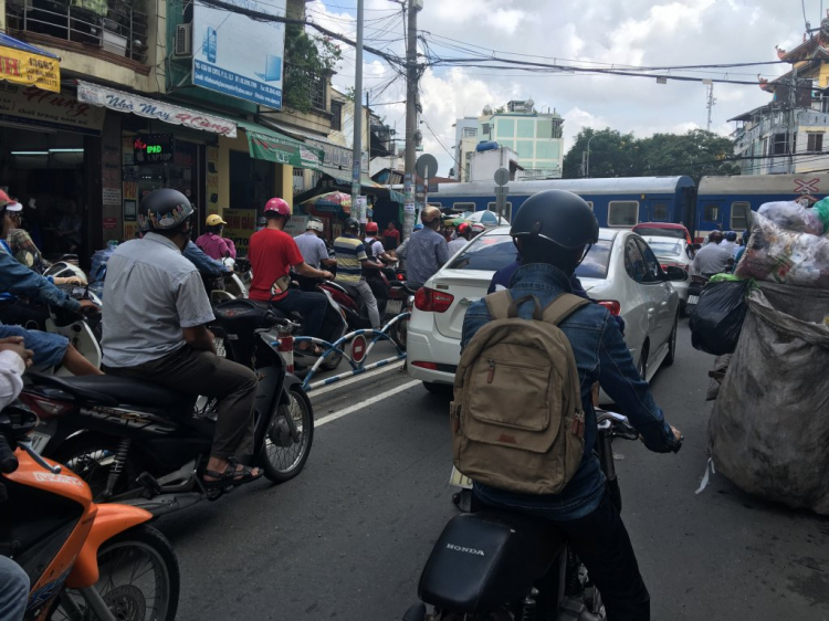 Ý thức con người đang xuống cấp, hoạt đônhj bầy đàn, dừng đèn đỏ là dừng luôn hết phần đg bên trái.