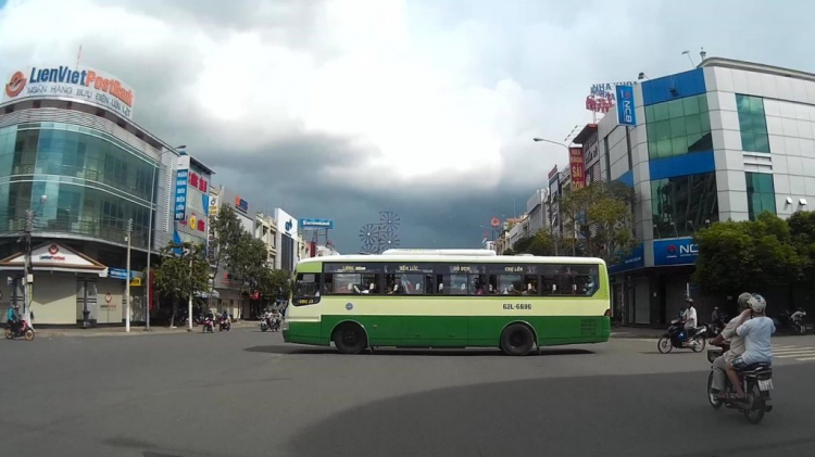 Làm khó nhau chút