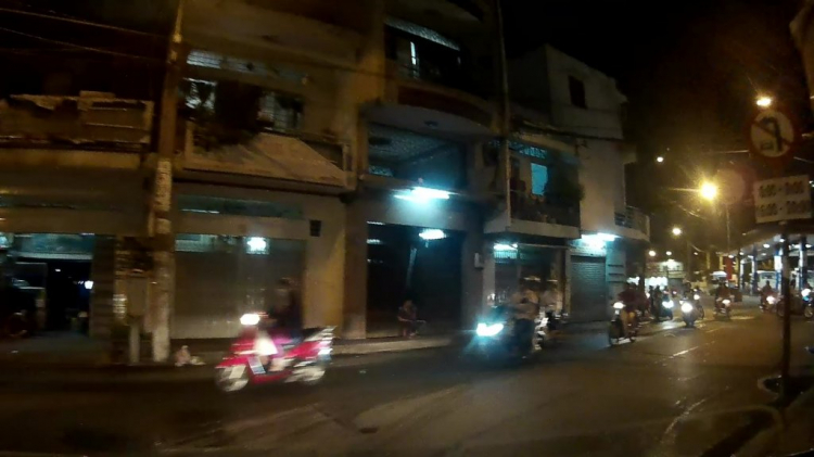 Làm khó nhau chút