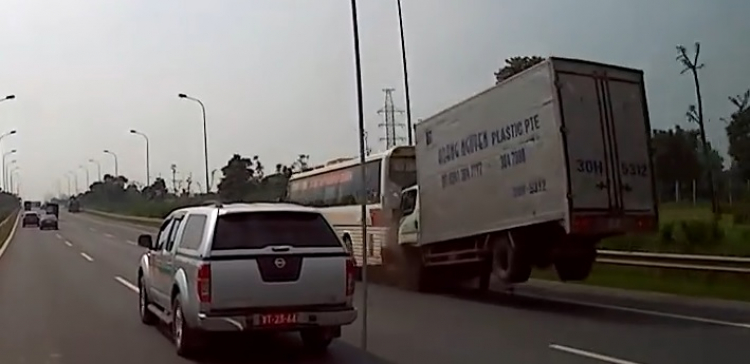 Xe tải đâm đuôi xe khách trên đại lộ Thăng Long