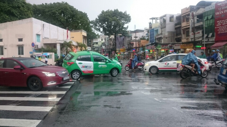Cục bê tông trên đường Lê Hồng Phong phát huy tác dụng Cục bê tông trên đường Lê Hồng Phong phát huy tác dụng