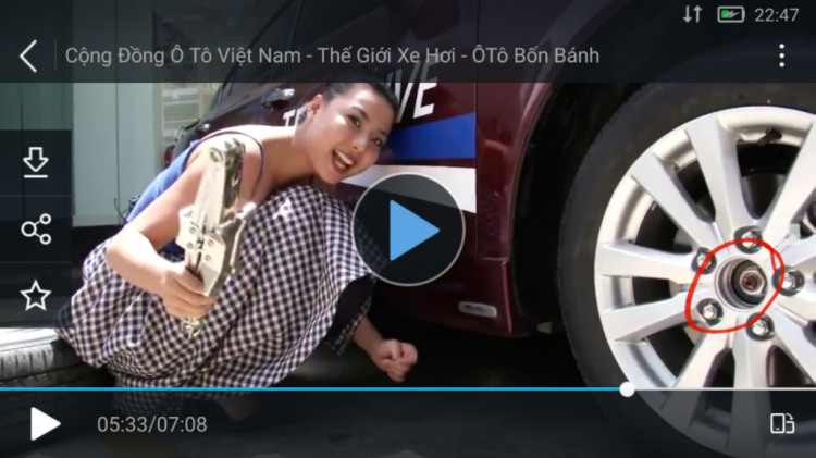 Hotgirl Thay lốp xe