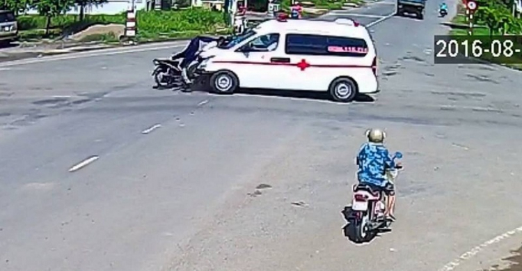 Video : Xe cứu thương đâm xe máy ở Long An