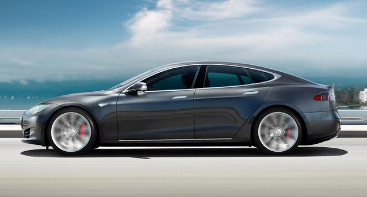 Tesla tự bảo hiểm xe do công ty sản xuất