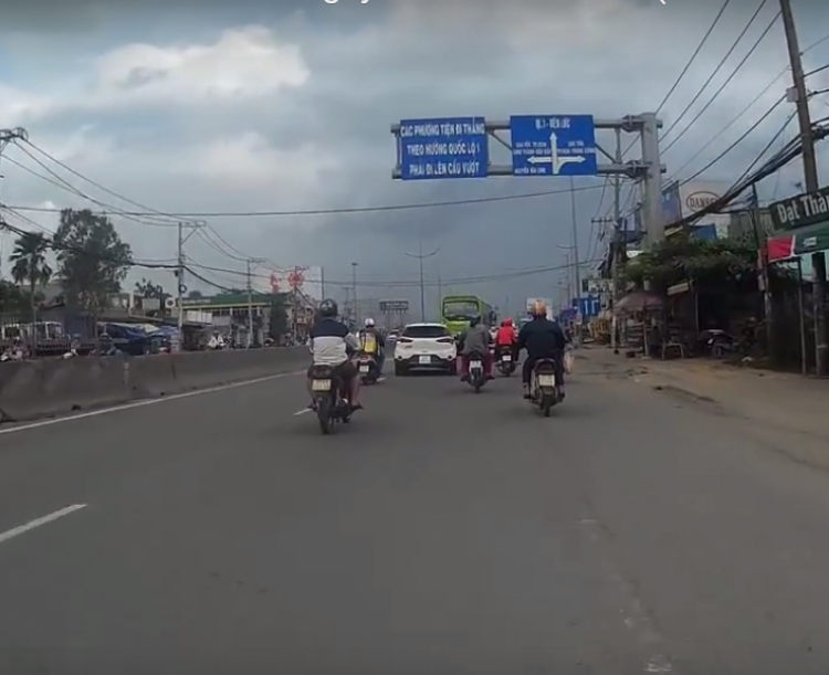 Bẫy 2bánh  "bắt buộc phải vi phạm" tại cầu vượt Nguyễn Văn Linh - QL 1A?!