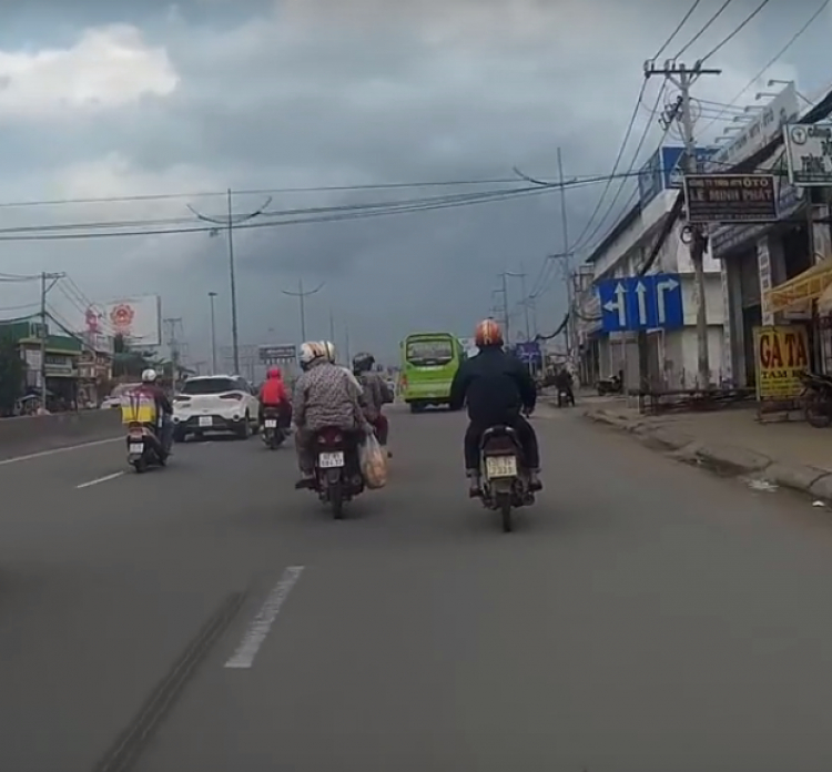 Bẫy 2bánh "bắt buộc phải vi phạm" tại cầu vượt Nguyễn Văn Linh - QL 1A?! Bẫy 2bánh "bắt buộc phải vi phạm" tại cầu vượt Nguyễn Văn Linh - QL 1A?!