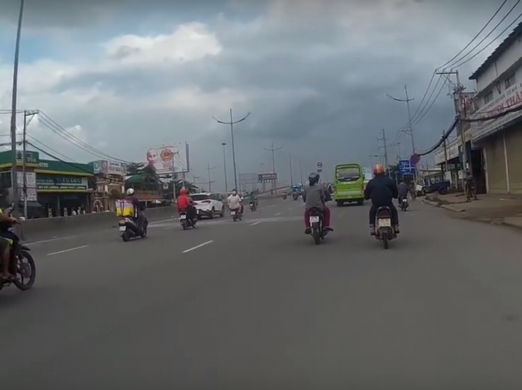 Bẫy 2bánh "bắt buộc phải vi phạm" tại cầu vượt Nguyễn Văn Linh - QL 1A?! Bẫy 2bánh "bắt buộc phải vi phạm" tại cầu vượt Nguyễn Văn Linh - QL 1A?!