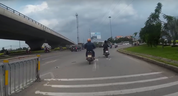 Bẫy 2bánh "bắt buộc phải vi phạm" tại cầu vượt Nguyễn Văn Linh - QL 1A?! Bẫy 2bánh "bắt buộc phải vi phạm" tại cầu vượt Nguyễn Văn Linh - QL 1A?!