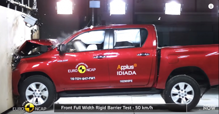 [Video] Thử độ cứng của Toyota Hilux khi xảy ra va chạm