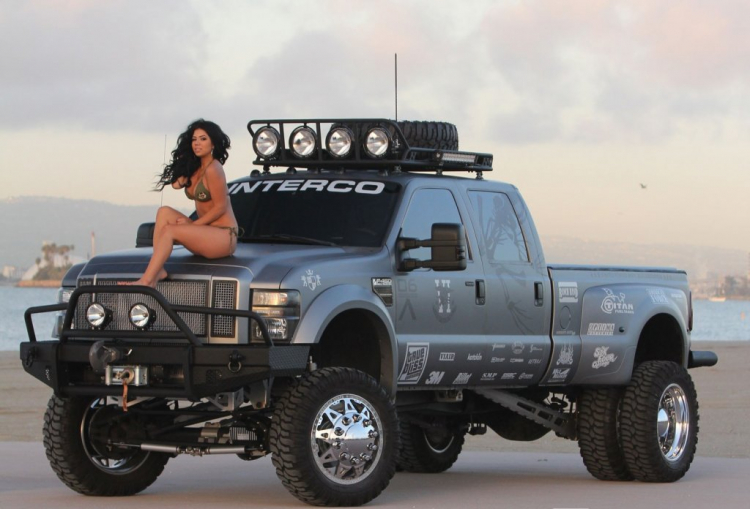 Hộp đựng cốc "biến hình" trên Ford F-150 Super Duty 2017 Hộp đựng cốc "biến hình" trên Ford F-150 Super Duty 2017