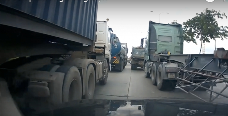 Bị container ép như bánh mì kẹp thịt