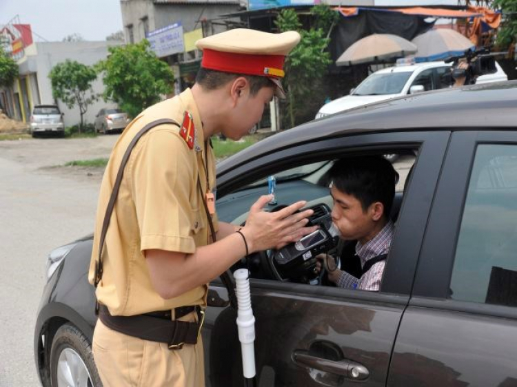 Cuối tuần đi đâu cũng bị CSGT gọi lại.....