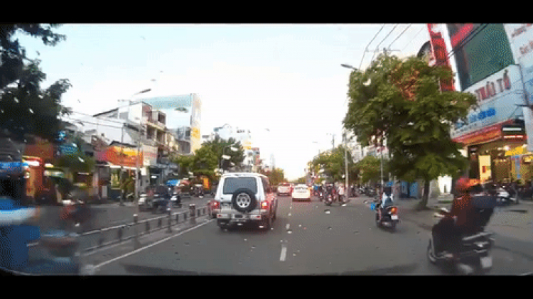 Cô ấy làm gì thế ?