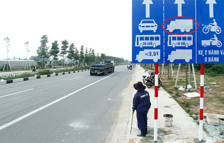 Chuyển làn nhường đường như sau có phạm luật? Chuyển làn nhường đường như sau có phạm luật?