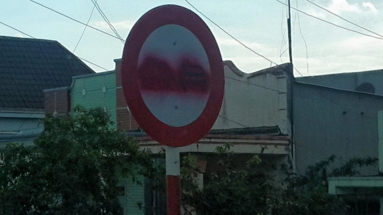 Trò đùa vô ý thức sơn bảng cấm vượt QL20 !