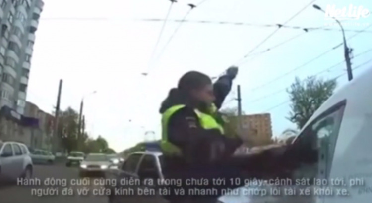 Nữ tài xế cố thủ trong ôtô gần 2 giờ bị cẩu về tại Đồng nai