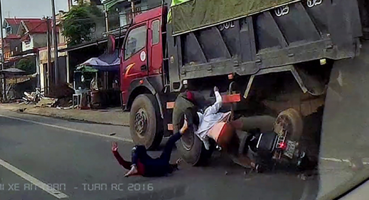 Vượt ẩu thiếu quan sát, 2 cô gái đâm thẳng vào xe tải đang dừng sửa chữa