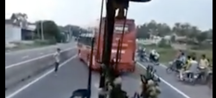 [video] Giành khách, hai xe đò lạng lách dằn mặt nhau trên quốc lộ