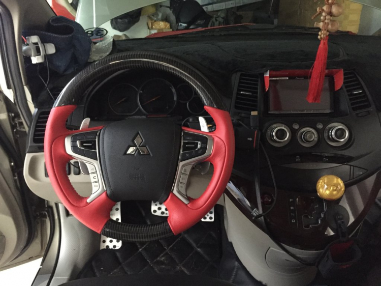Độ vô lăng Pajero Sport có lẫy chuyển số vô lăng cho Grandis Độ vô lăng Pajero Sport có lẫy chuyển số vô lăng cho Grandis