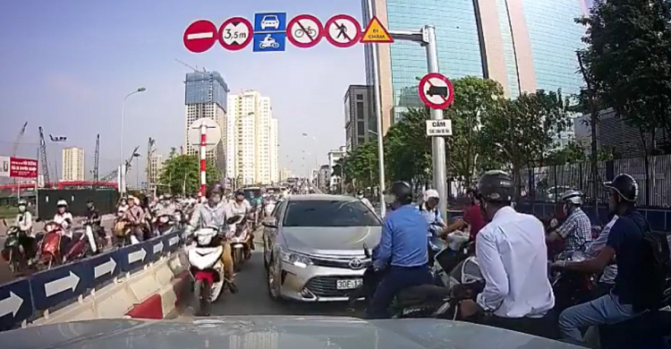 Nhóm ô tô hiên ngang chạy ngược chiều gây kẹt xe