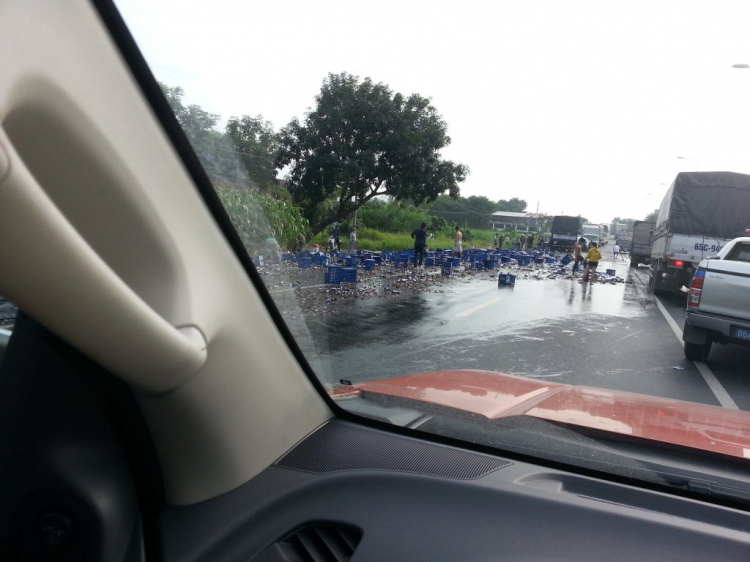 Phương Trang kê bánh trên con lươn, xe tải lật ngang trên CTTL Phương Trang kê bánh trên con lươn, xe tải lật ngang trên CTTL