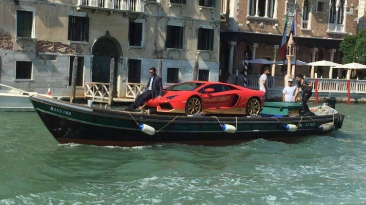 Lamborghini "đi thuyền" ở Venice