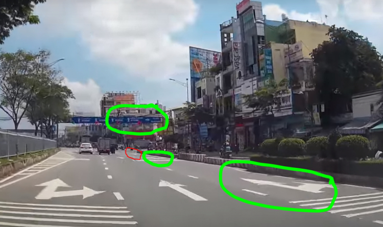 Quỹ đạo khó đỡ của xe máy vượt đèn đỏ
