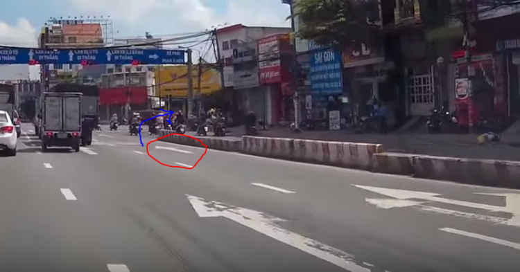 Quỹ đạo khó đỡ của xe máy vượt đèn đỏ