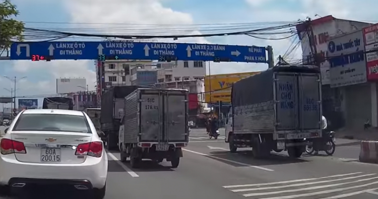Quỹ đạo khó đỡ của xe máy vượt đèn đỏ