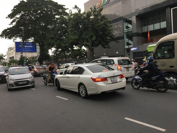 Phong trào chặn đầu xe lấn làn .. và chặn cả xe cứu thương
